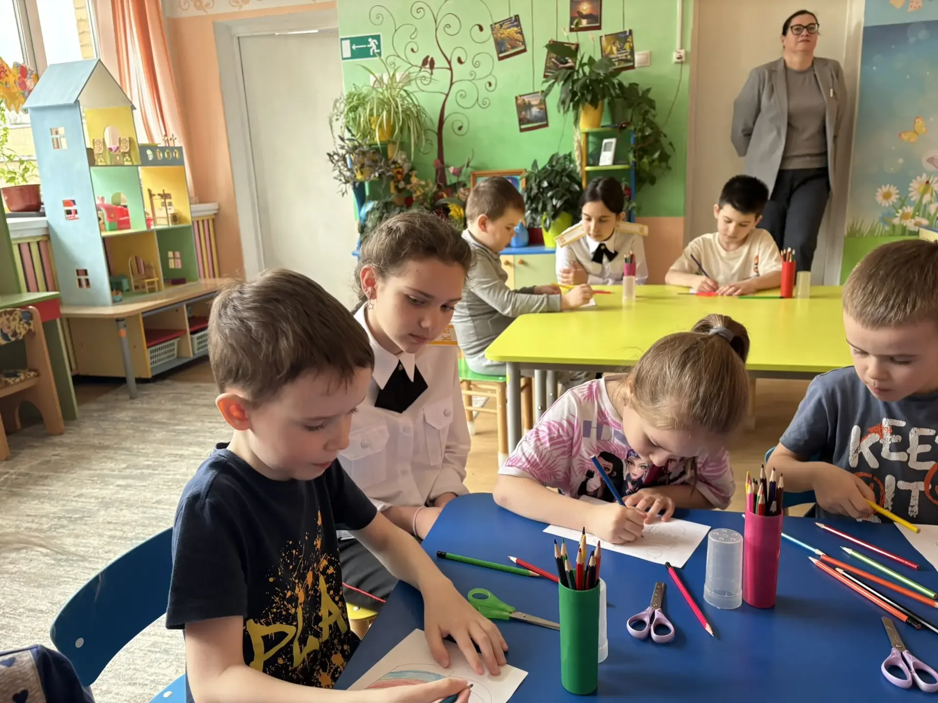 В преддверии Праздника Весны и Труда ученики 5А класса посетили ДО «Радуга». Встреча была посвящена 