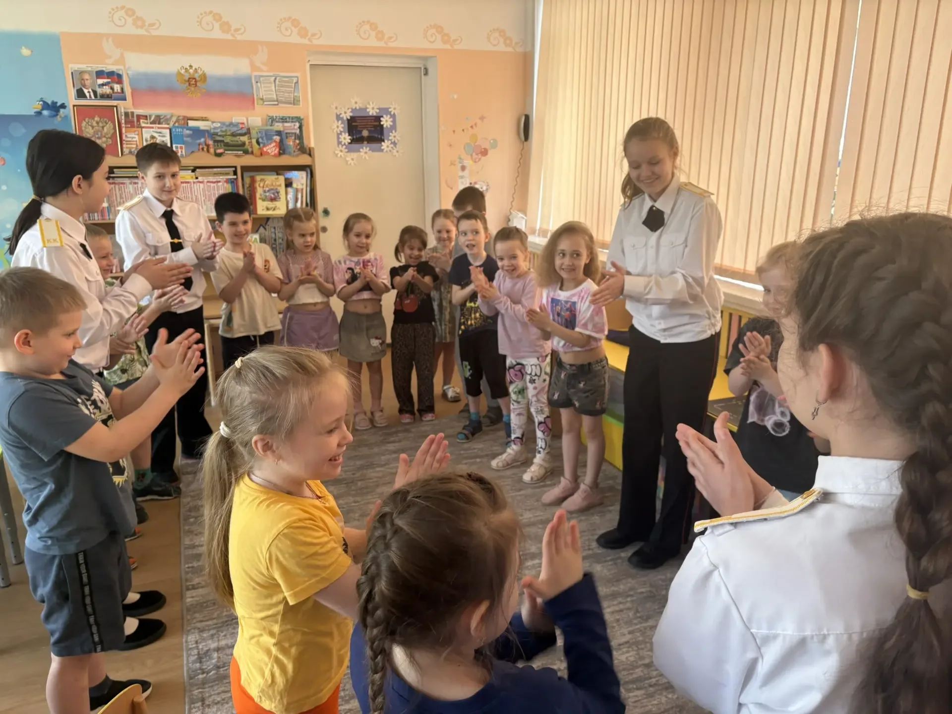 В преддверии Праздника Весны и Труда ученики 5А класса посетили ДО «Радуга». Встреча была посвящена 