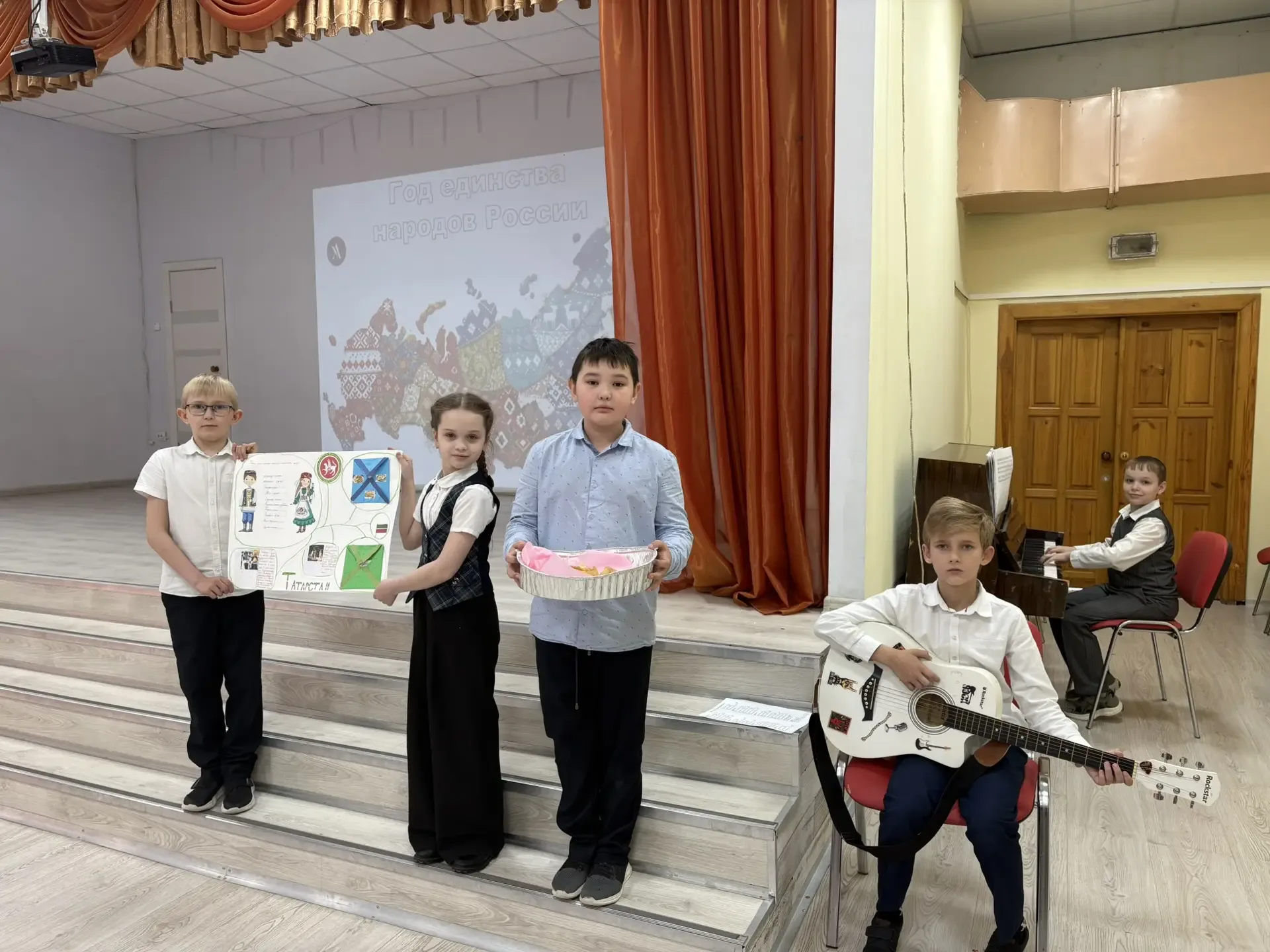 30 апреля – День коренных малочисленных народов Российской Федерации  Орлята представили красочные п