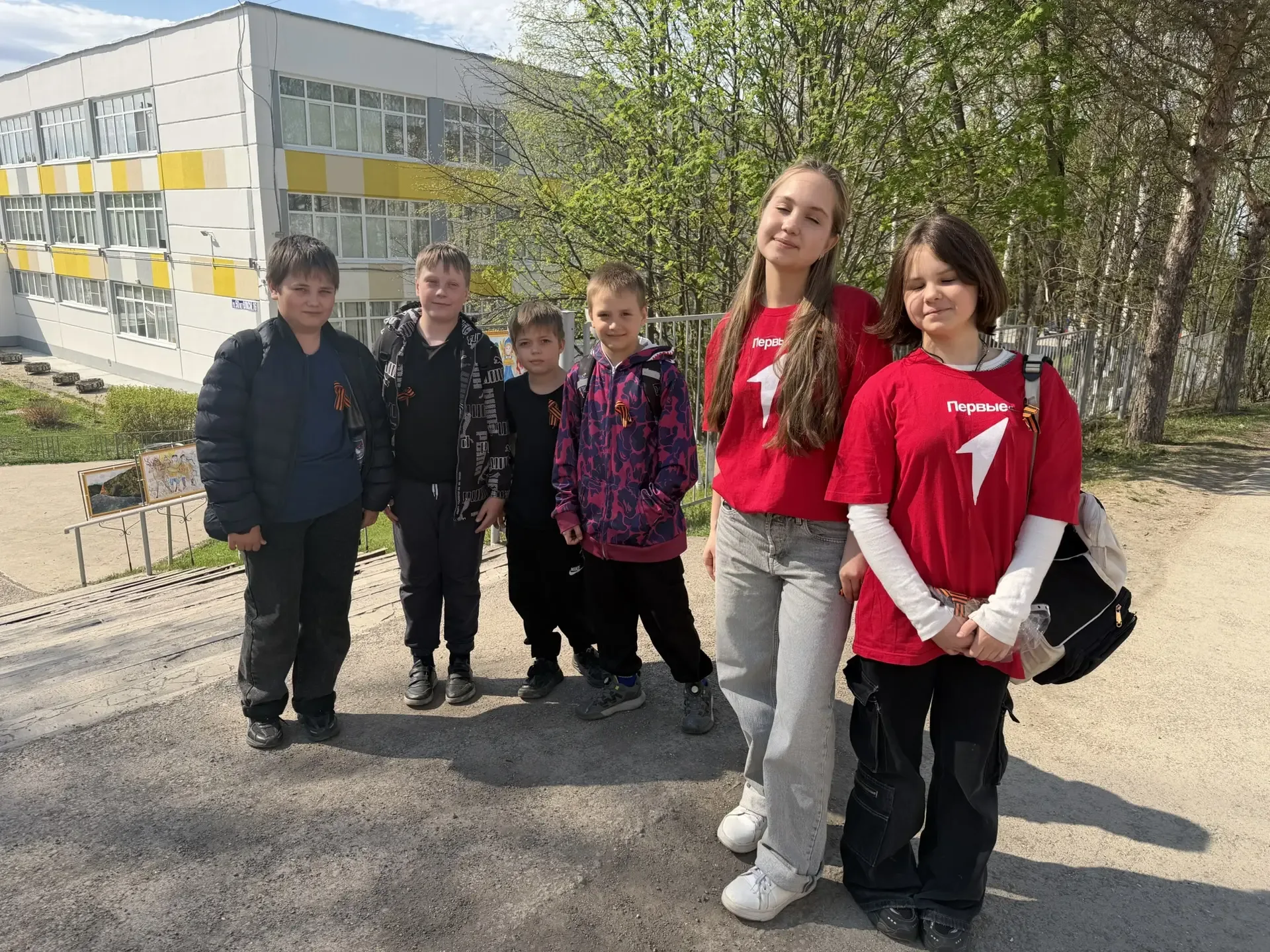 🇷🇺С гордостью о Победе!  Сегодня активисты нашего школьного волонтёрского центра «Добрый тигр» присо