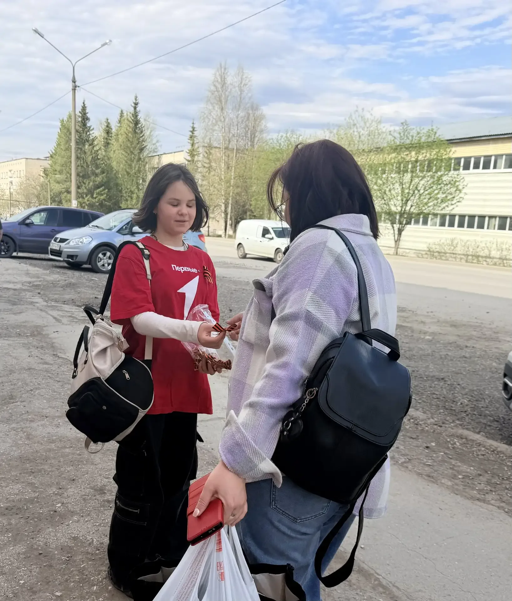 🇷🇺С гордостью о Победе!  Сегодня активисты нашего школьного волонтёрского центра «Добрый тигр» присо