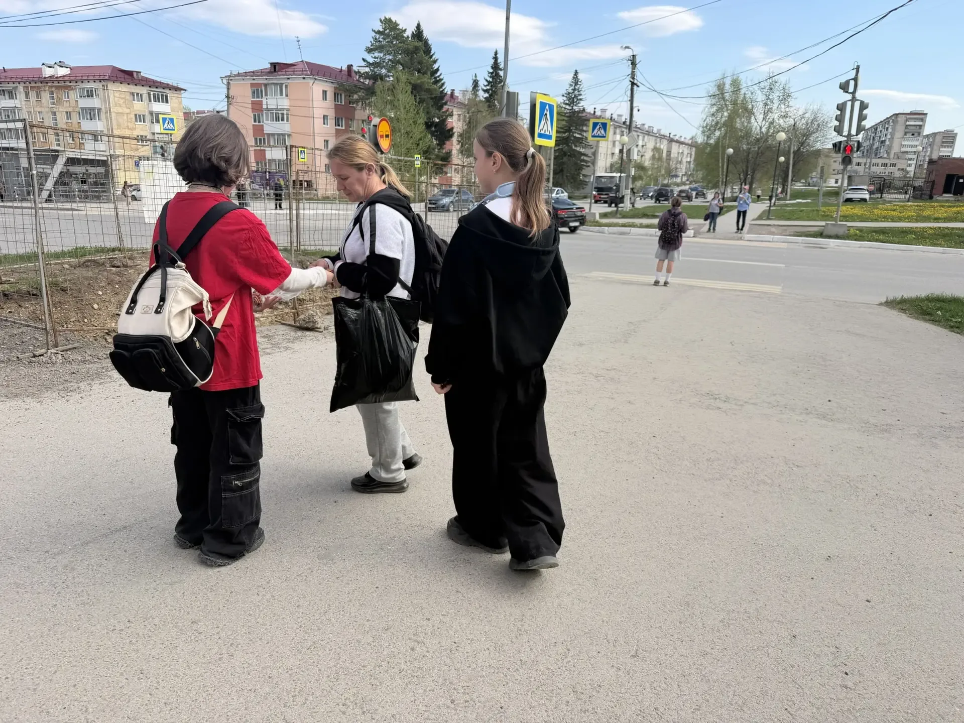 🇷🇺С гордостью о Победе!  Сегодня активисты нашего школьного волонтёрского центра «Добрый тигр» присо