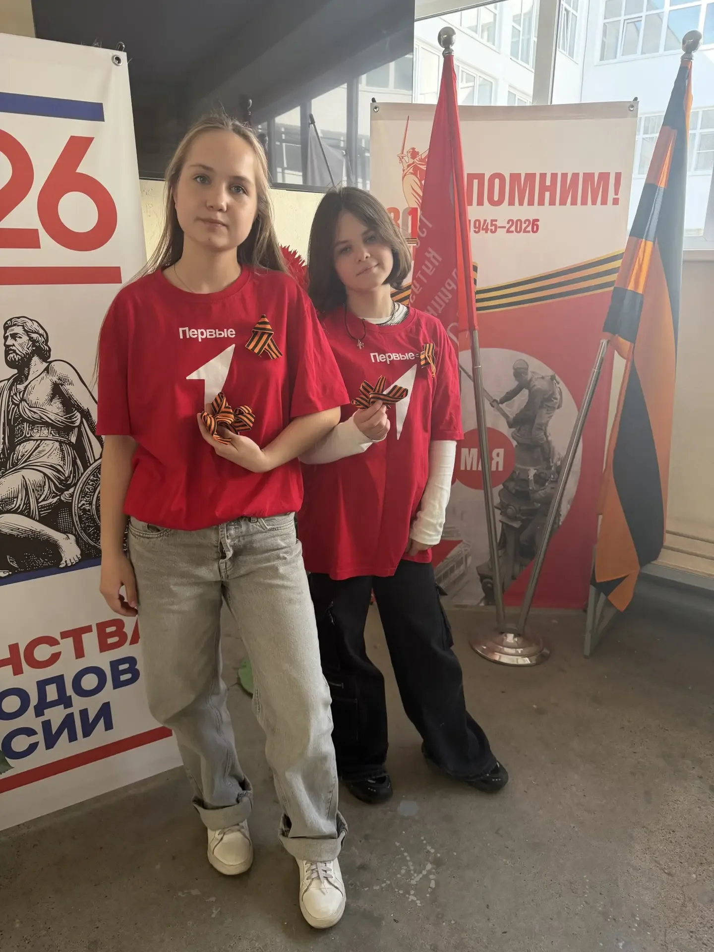 🇷🇺С гордостью о Победе!  Сегодня активисты нашего школьного волонтёрского центра «Добрый тигр» присо