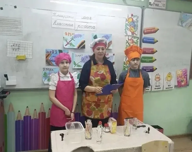 Сегодня девочки 4Б класса проводили опыты, подтверждая, что наука помогает на кухне. Участники экспе