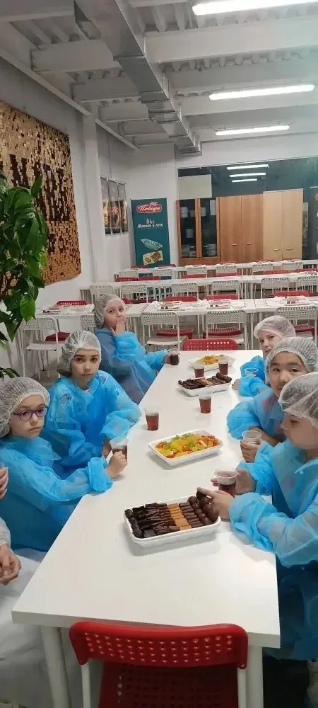 Сегодня ученики 2а и 3э класса  побывали на экскурсии на кондитерской фабрике «Победа» — и это было 