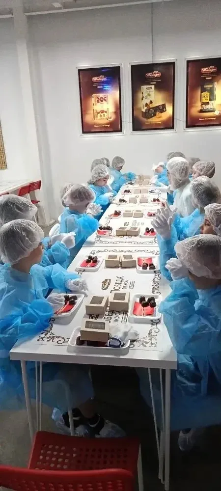 Сегодня ученики 2а и 3э класса  побывали на экскурсии на кондитерской фабрике «Победа» — и это было 