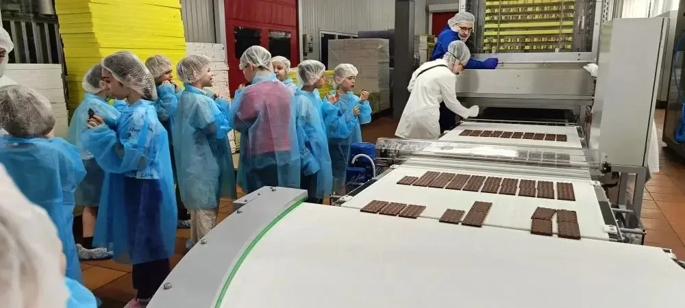 Сегодня ученики 2а и 3э класса  побывали на экскурсии на кондитерской фабрике «Победа» — и это было 