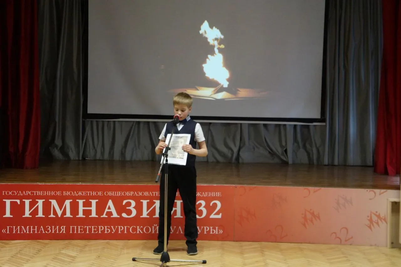 🕯 Свеча памяти: в Гимназии №32 почтили подвиг героев  Каждый год в мае наша страна празднует День По