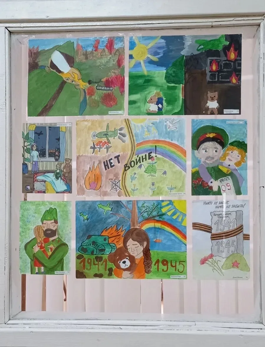 🎖️ НИКТО НЕ ЗАБЫТ, НИЧТО НЕ ЗАБЫТО!🕊️  🎨На втором этаже нашей школы проходит выставка творческих раб