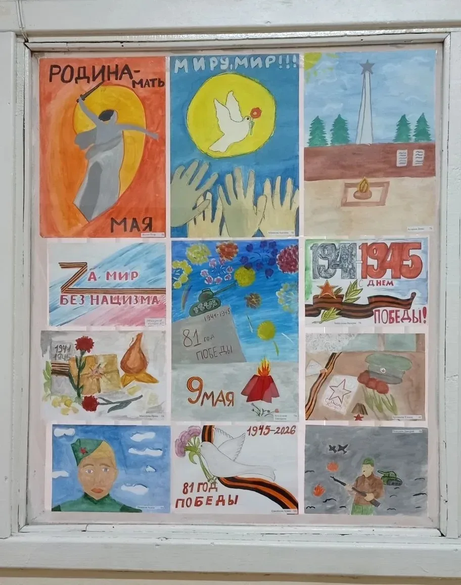 🎖️ НИКТО НЕ ЗАБЫТ, НИЧТО НЕ ЗАБЫТО!🕊️  🎨На втором этаже нашей школы проходит выставка творческих раб