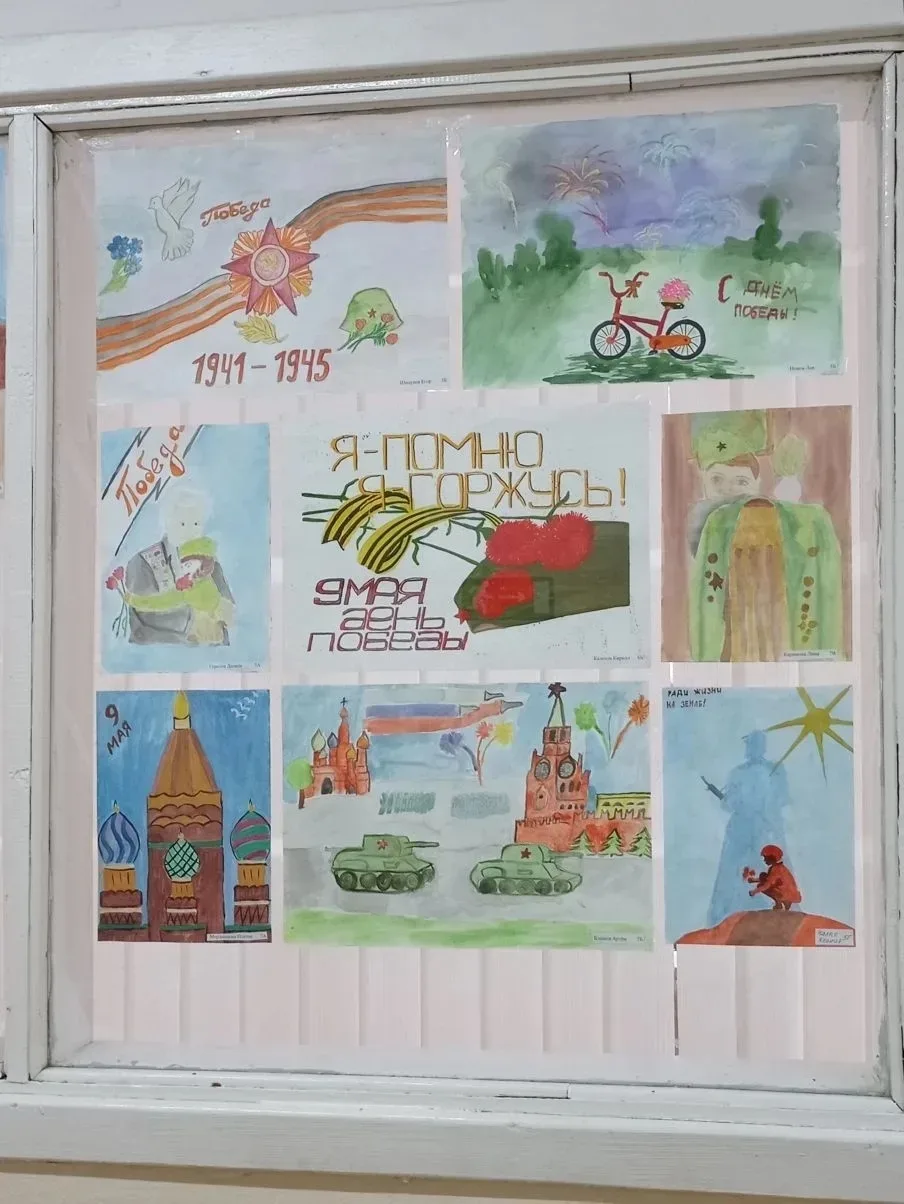 🎖️ НИКТО НЕ ЗАБЫТ, НИЧТО НЕ ЗАБЫТО!🕊️  🎨На втором этаже нашей школы проходит выставка творческих раб