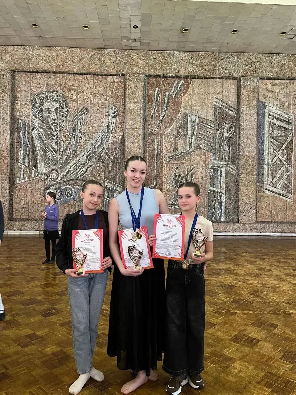 🕺 Ученицы нашей школы — учащиеся 6Г класса Братченко София и Фёдорова Ксения, а также ученица 9А кла