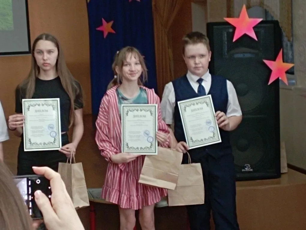 🎉 Алиса Володина (4 «Б») — победитель конкурса «Мир вокруг нас»! ✔️  Ученица 4 «Б» класса Алиса Воло
