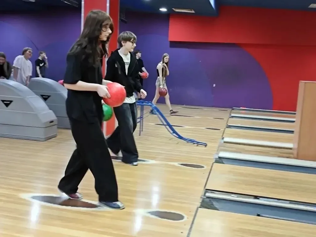 🎳 День в боулинге: как 7«В» класс зарядился драйвом!  19 мая учащиеся 7«В» класса отлично и с пользо