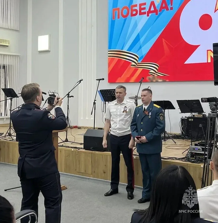 🎖Сотрудника регионального МЧС наградили медалью за спасение человека   В управлении Министерства вну