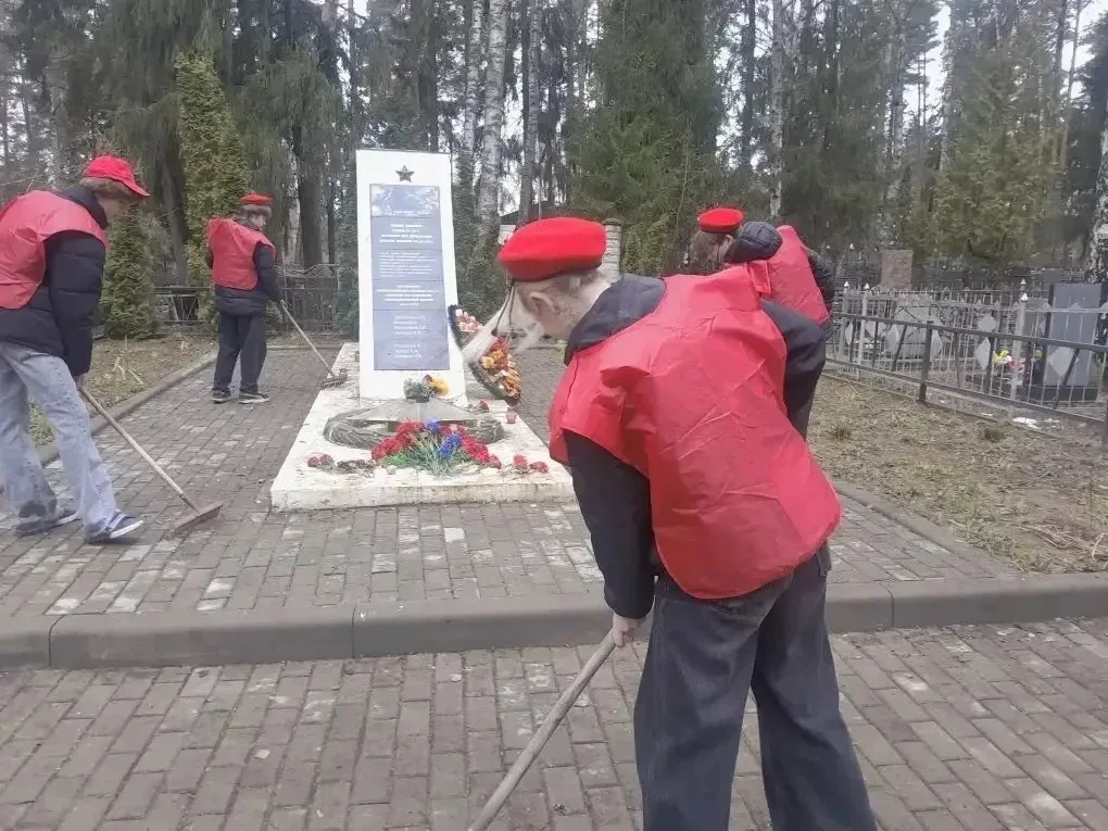 В рамках акции «Я помню» обучающиеся Центра образования №1 посетили Мемориал погибшим летчикам самол