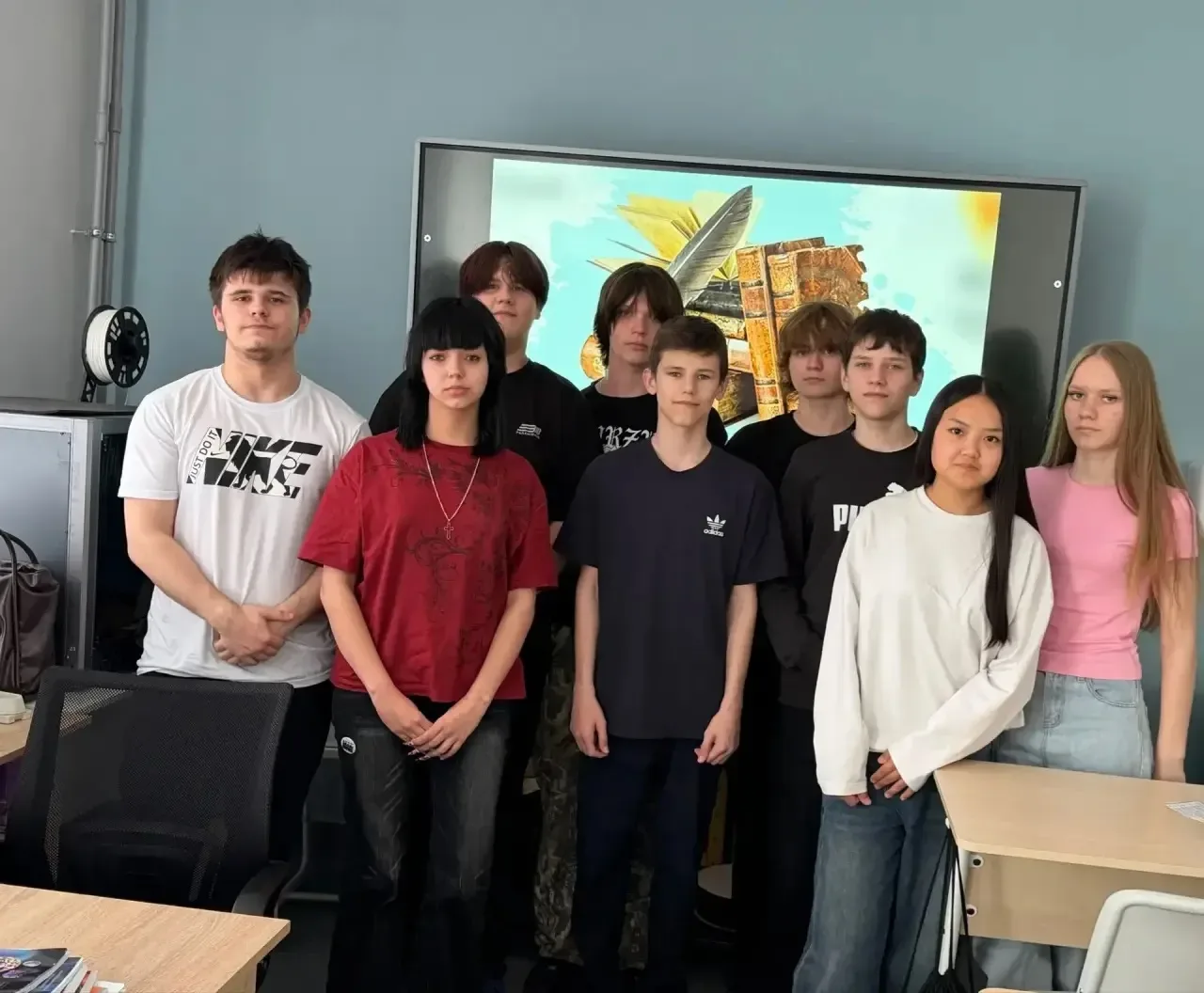 В рамках фестиваля «ПредпоЧтение» в 8 классе прошел поэтический вечер. Обучающиеся подготовили свои 