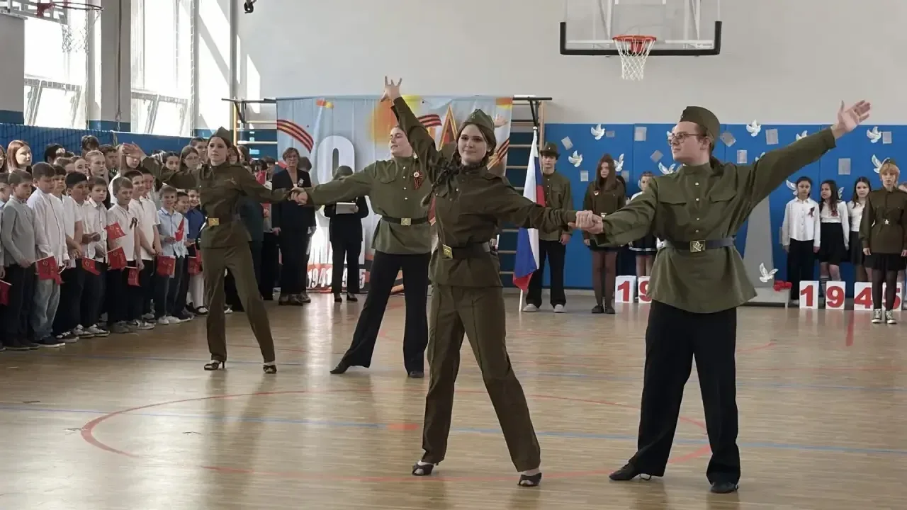 «Вальс Победы» в МБОУ г.Красноармейск "Центр образования №1": танец памяти и благодарности.  Это мер