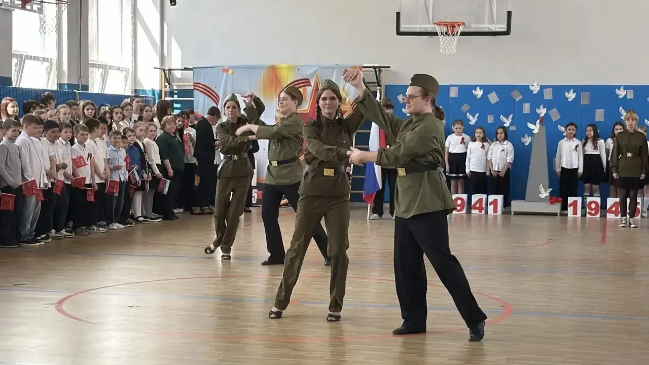 «Вальс Победы» в МБОУ г.Красноармейск "Центр образования №1": танец памяти и благодарности.  Это мер