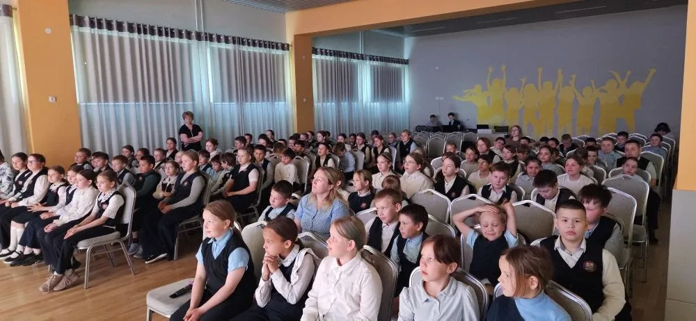 ТЫ НЕ ОДИН!   Сегодня в нашей школе состоялось особенное событие: ученики 5а класса представили теат
