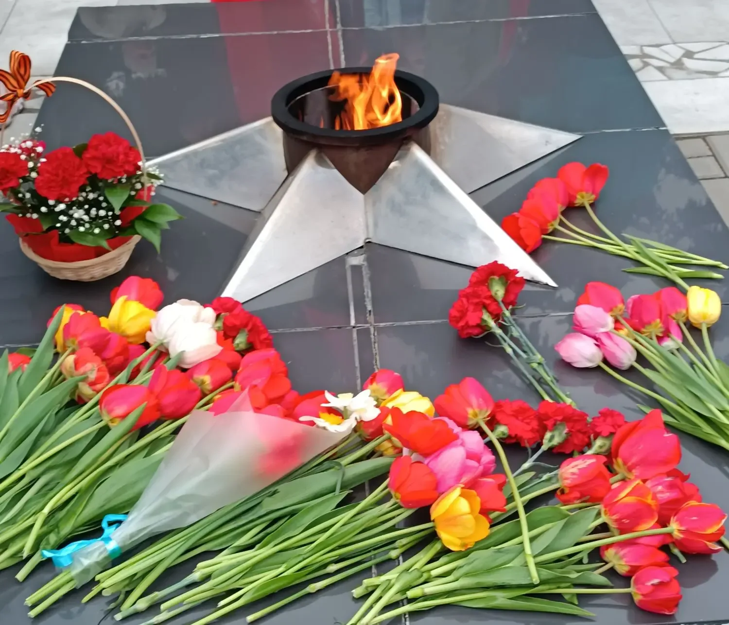 ✨ 9 Мая 2026 года администрация, педагоги, волонтёры школьного отряда "От сердца к сердцу " МБОУ Ста