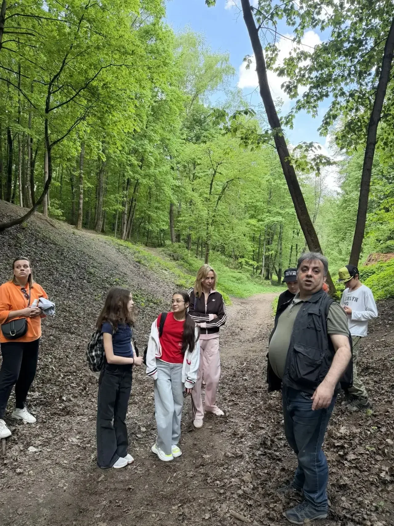 ✨В гармонии с природой: учебная экскурсия 5‑В класса ✨  В минувшую субботу, 16 мая, учащиеся 5‑В кла