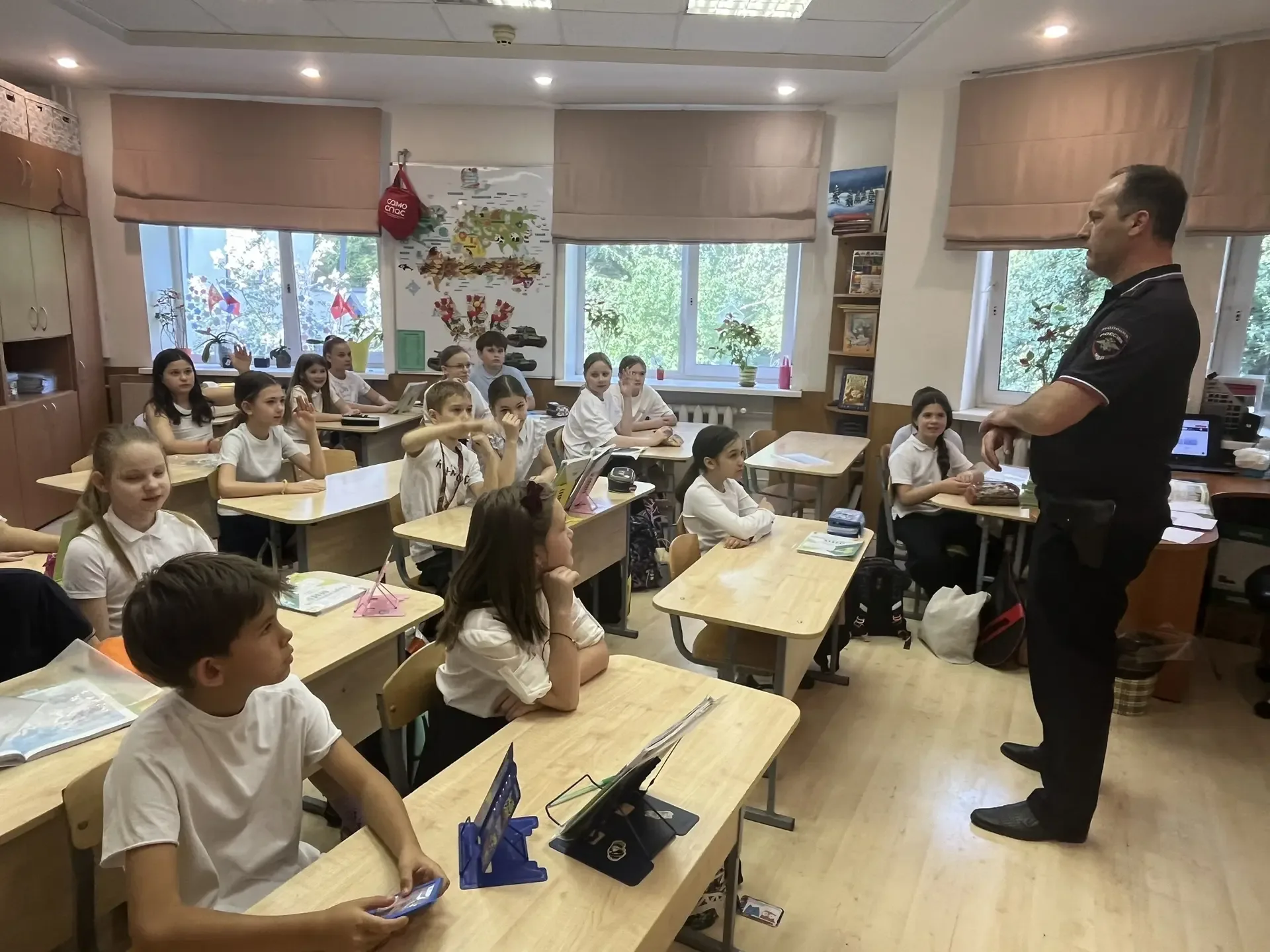 Безопасные каникулы: напоминаем о правилах дорожного движения   В преддверии летних каникул для учен