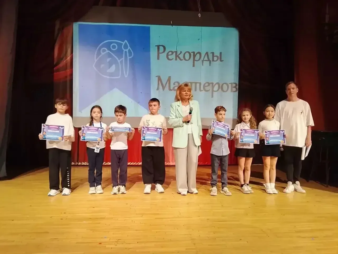 Триумф таланта и инициативы: в нашей школе наградили лучших! ✨  Сегодня наш актовый зал наполнился а