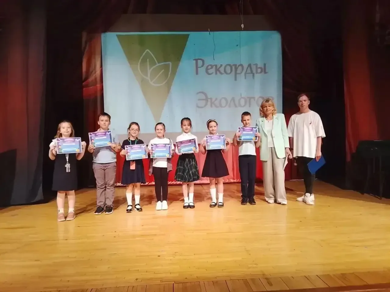 Триумф таланта и инициативы: в нашей школе наградили лучших! ✨  Сегодня наш актовый зал наполнился а