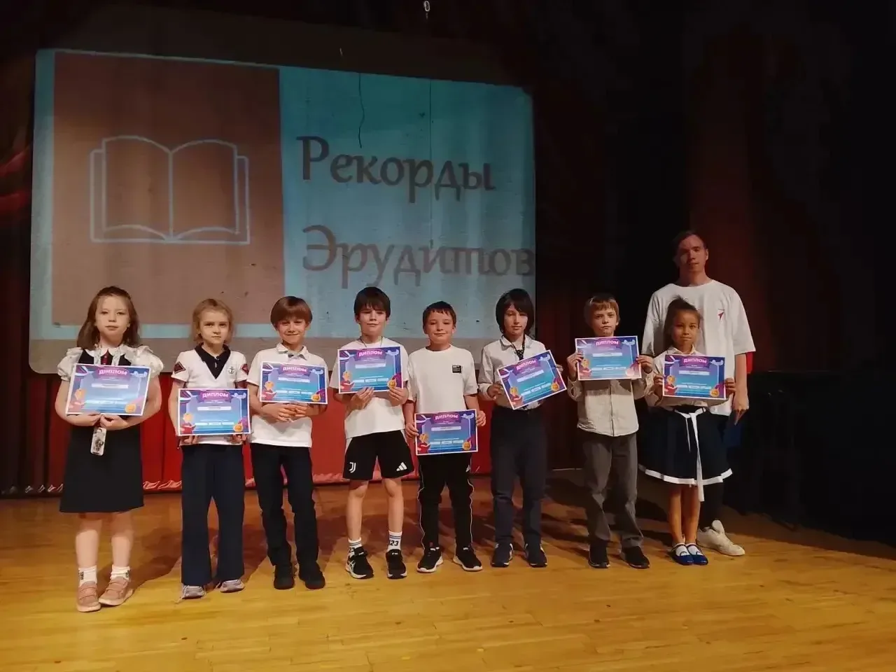Триумф таланта и инициативы: в нашей школе наградили лучших! ✨  Сегодня наш актовый зал наполнился а