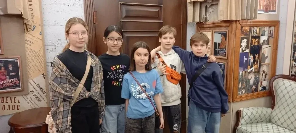 🎭 В рамках фестиваля «Русская классика» ученики 5Б, 6А и 8А классов посетили в театре «Камерная сцен