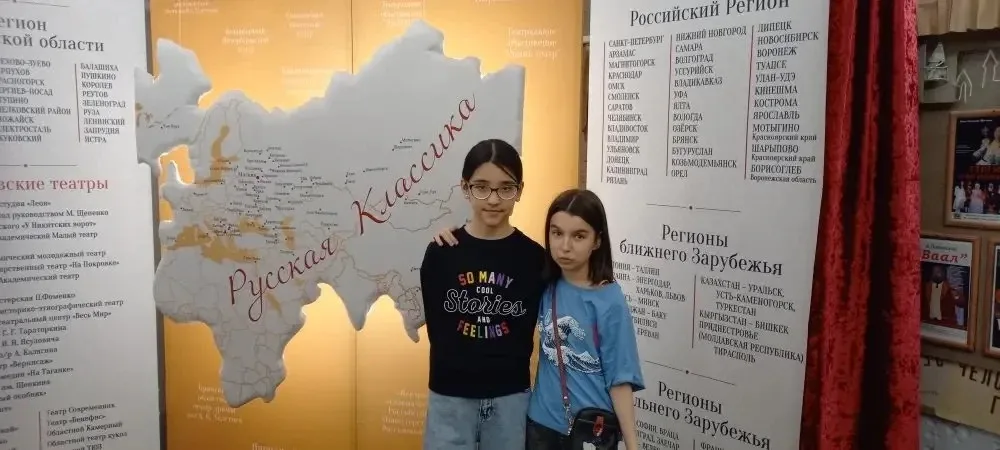 🎭 В рамках фестиваля «Русская классика» ученики 5Б, 6А и 8А классов посетили в театре «Камерная сцен
