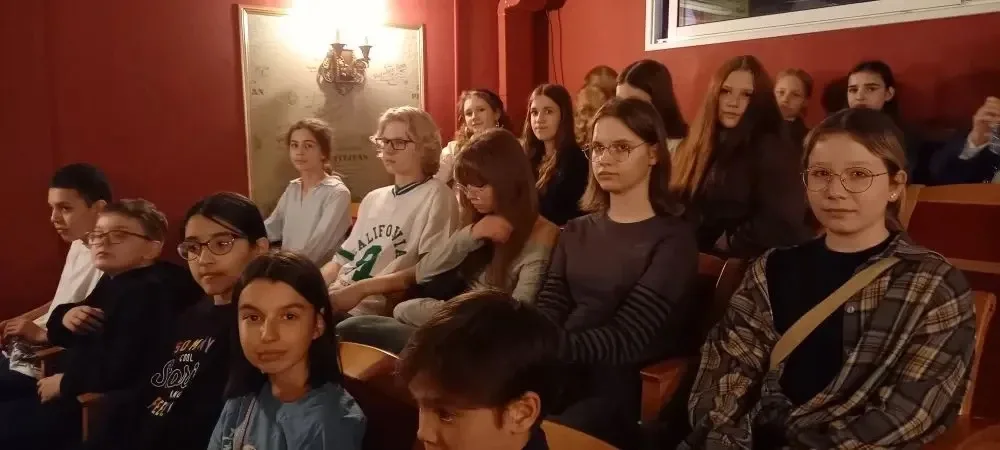 🎭 В рамках фестиваля «Русская классика» ученики 5Б, 6А и 8А классов посетили в театре «Камерная сцен
