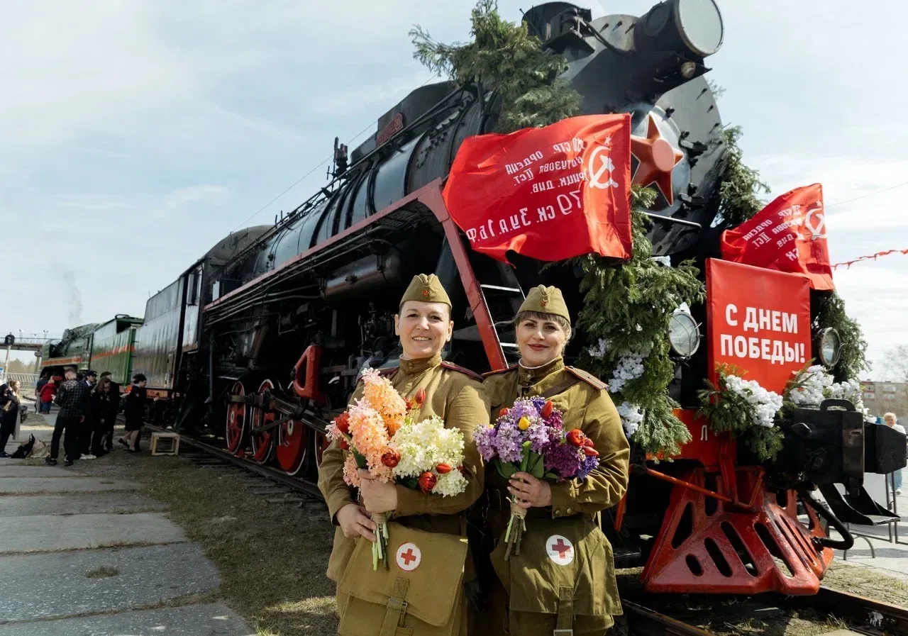 В Сургут прибыл ретропоезд «Эшелон Победы»    Уникальная передвижная экспозиция посвящена 81-й годов