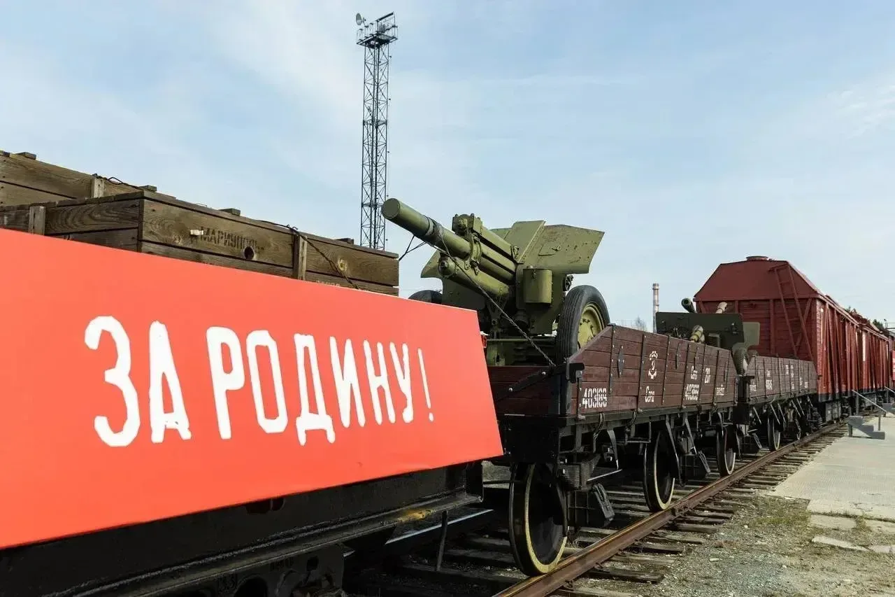 В Сургут прибыл ретропоезд «Эшелон Победы»    Уникальная передвижная экспозиция посвящена 81-й годов