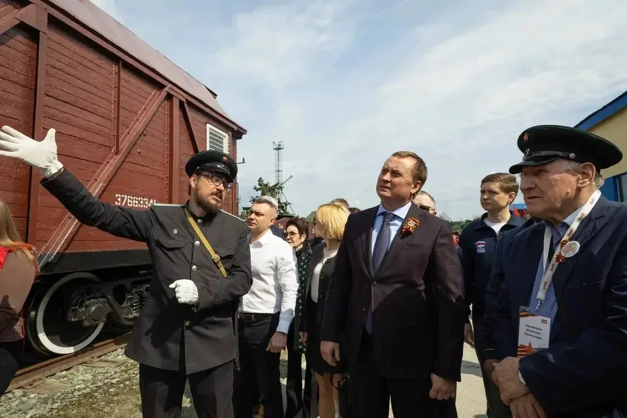 В Сургут прибыл ретропоезд «Эшелон Победы»    Уникальная передвижная экспозиция посвящена 81-й годов