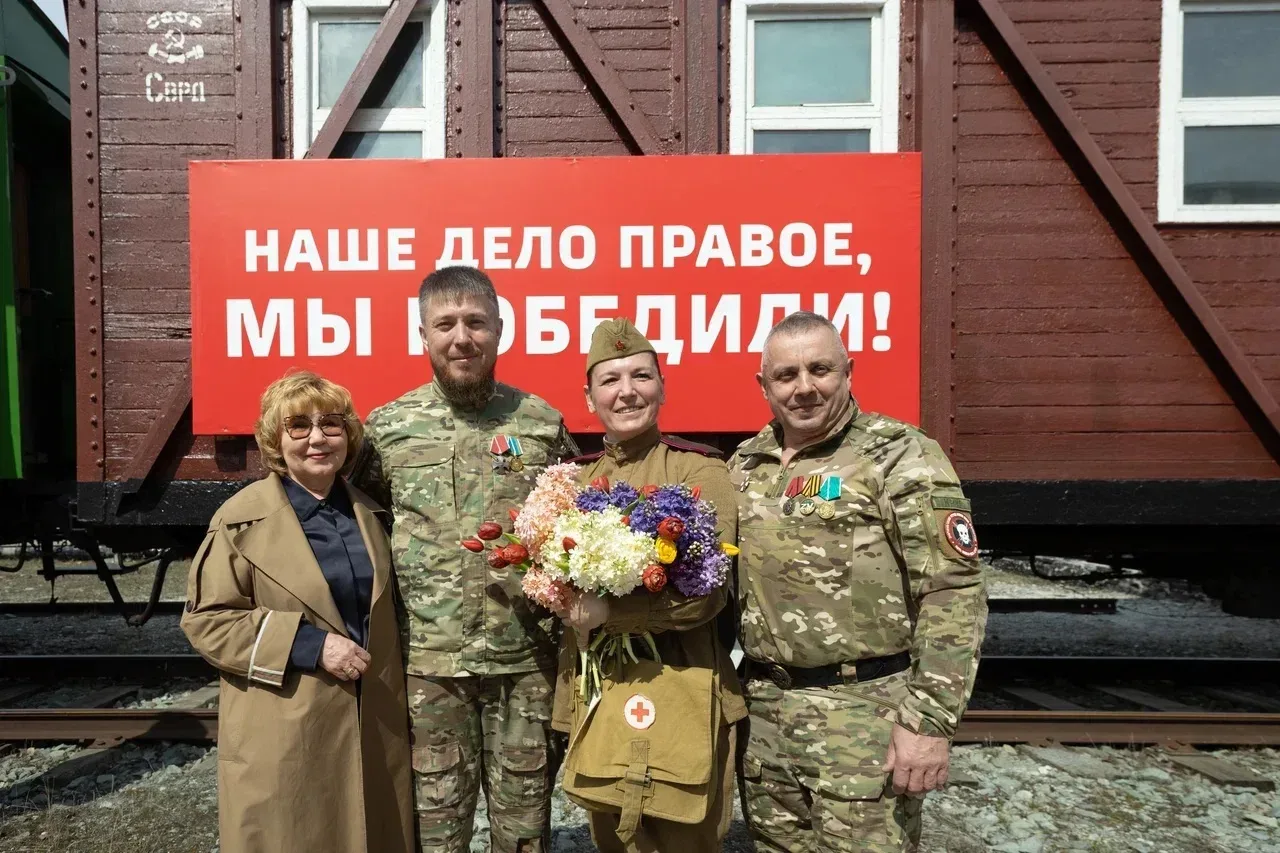 В Сургут прибыл ретропоезд «Эшелон Победы»    Уникальная передвижная экспозиция посвящена 81-й годов