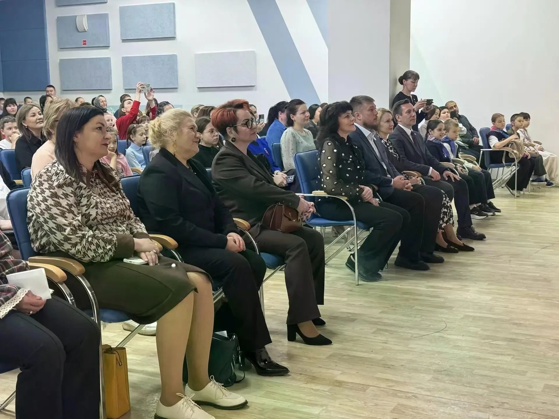 Семейный месяц стартовал в Сургуте 🧑‍🧑‍🧒‍🧒  Событие объединило детей, родителей и педагогов. Традици