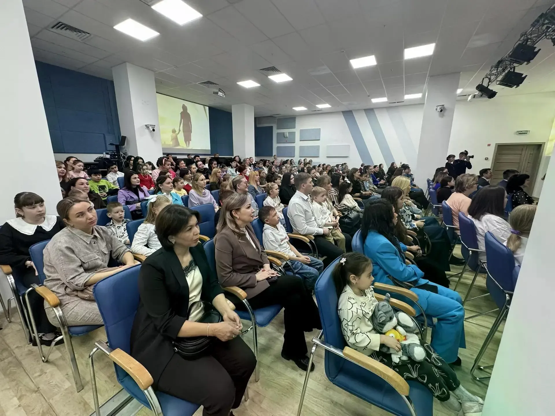 Семейный месяц стартовал в Сургуте 🧑‍🧑‍🧒‍🧒  Событие объединило детей, родителей и педагогов. Традици
