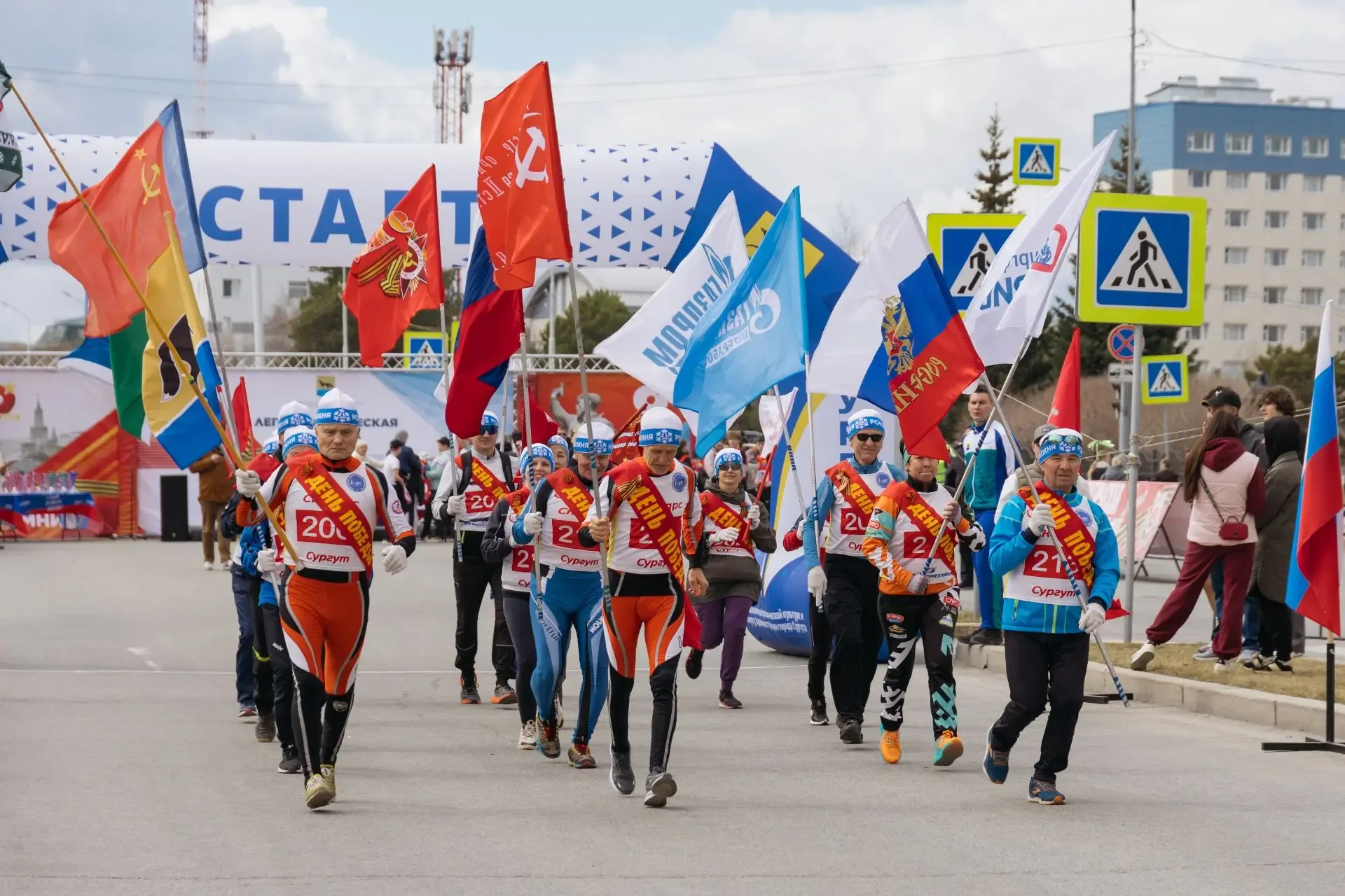 Более 500 человек вышли на забег в рамках легкоатлетической эстафеты, посвящённой 81-й годовщине Вел
