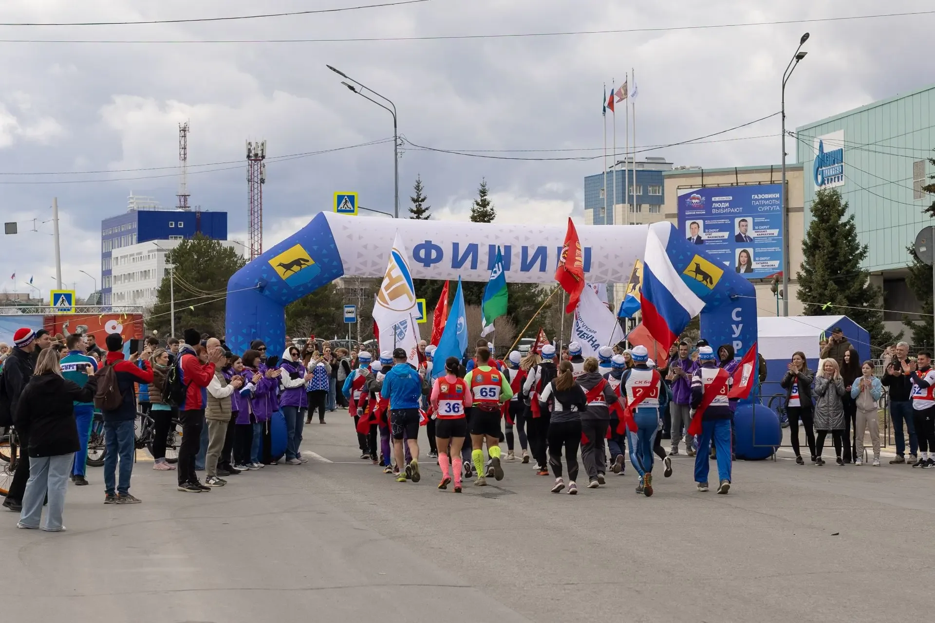 Более 500 человек вышли на забег в рамках легкоатлетической эстафеты, посвящённой 81-й годовщине Вел