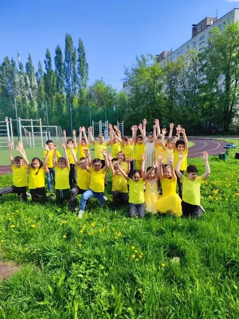 🎨 День цвета в школе! Сегодня в нашей школе царила атмосфера творчества.Каждый класс выбрал свои ярк