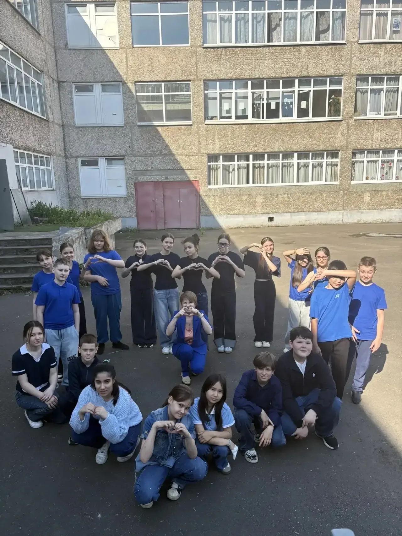 🎨 День цвета в школе! Сегодня в нашей школе царила атмосфера творчества.Каждый класс выбрал свои ярк