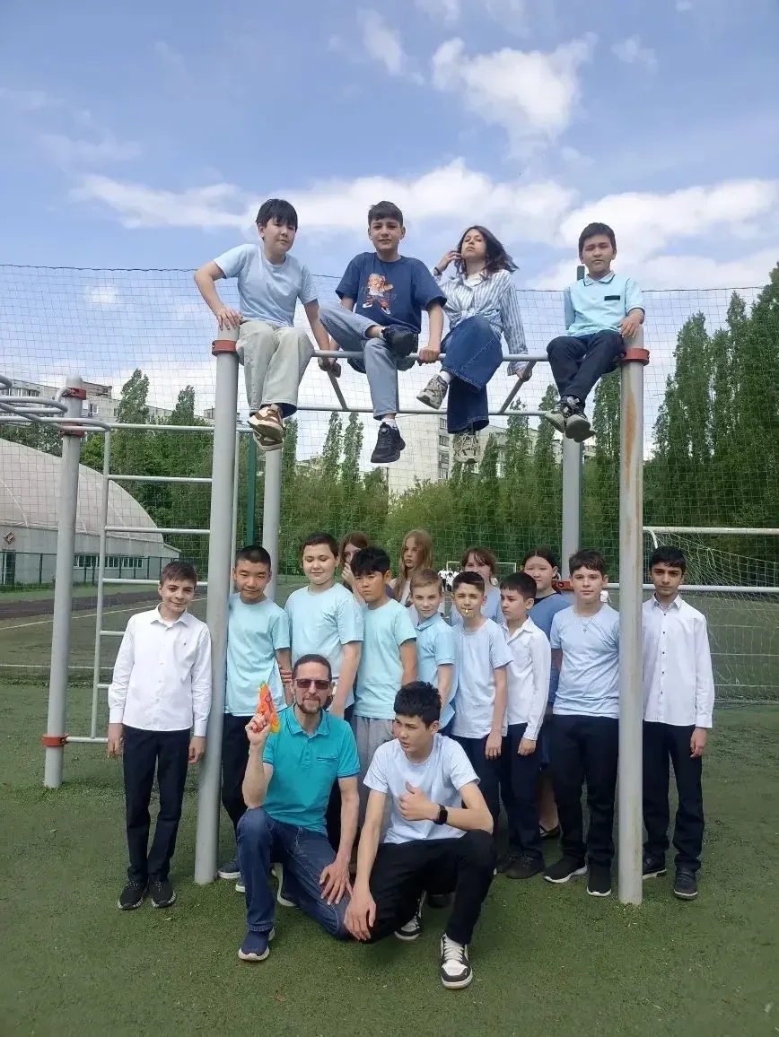 🎨 День цвета в школе! Сегодня в нашей школе царила атмосфера творчества.Каждый класс выбрал свои ярк