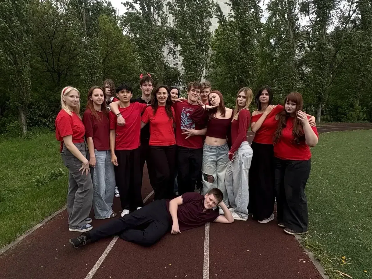 🎨 День цвета в школе! Сегодня в нашей школе царила атмосфера творчества.Каждый класс выбрал свои ярк