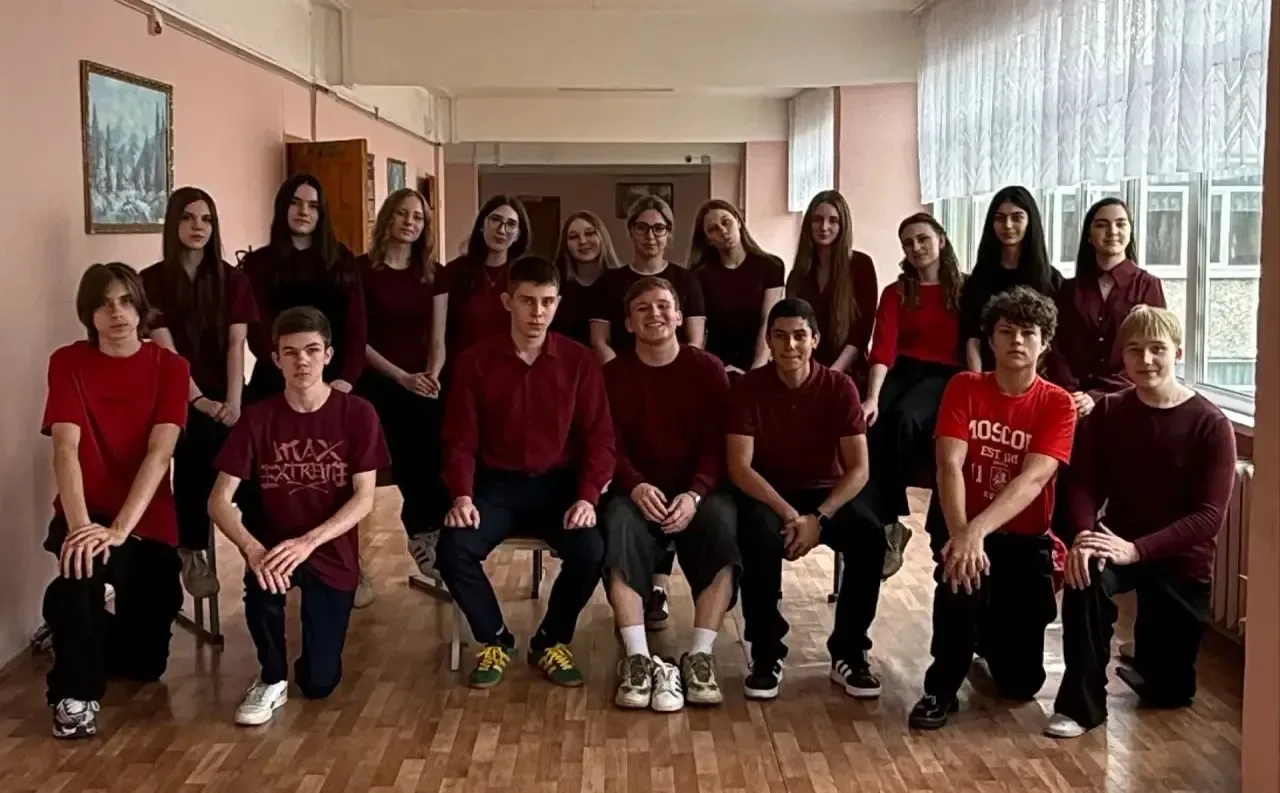 🎨 День цвета в школе! Сегодня в нашей школе царила атмосфера творчества.Каждый класс выбрал свои ярк