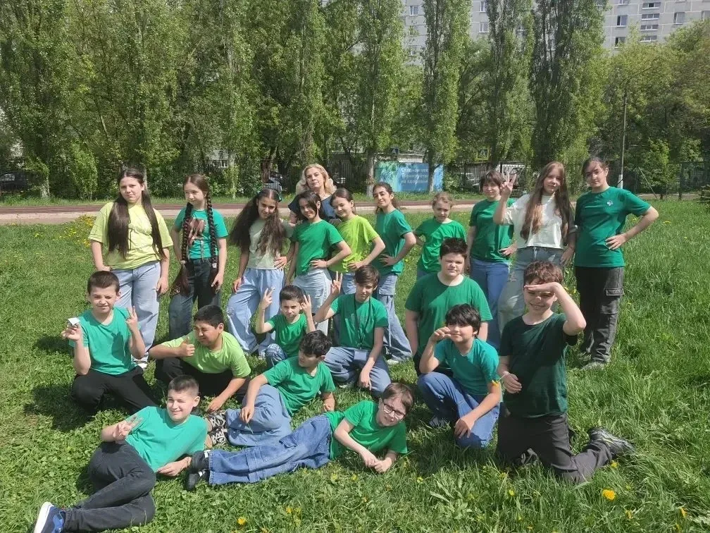 🎨 День цвета в школе! Сегодня в нашей школе царила атмосфера творчества.Каждый класс выбрал свои ярк