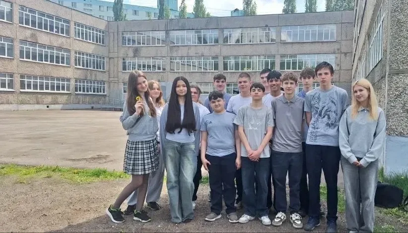 🎨 День цвета в школе! Сегодня в нашей школе царила атмосфера творчества.Каждый класс выбрал свои ярк