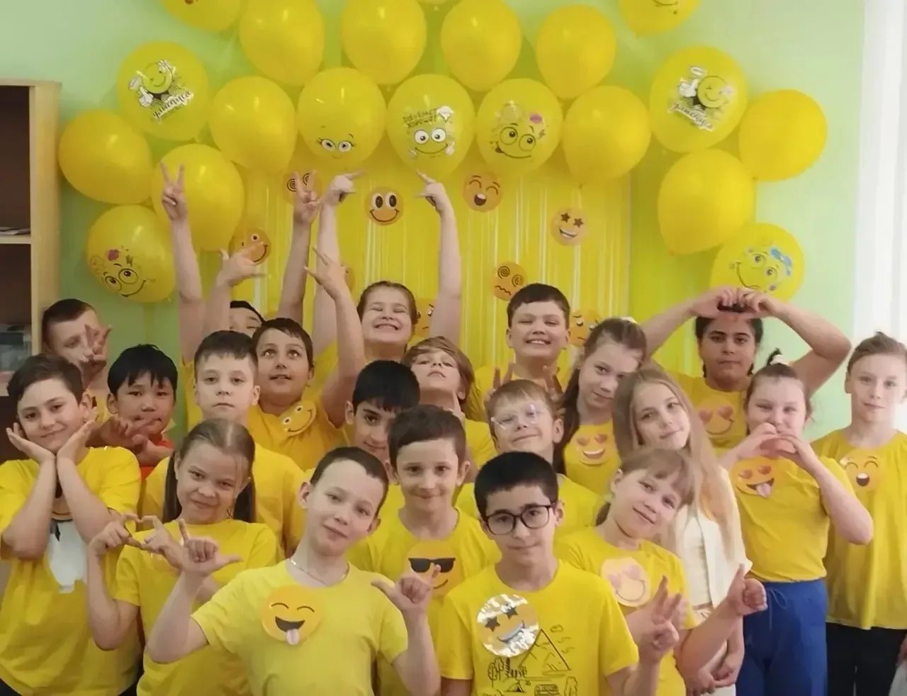 🎨 День цвета в школе! Сегодня в нашей школе царила атмосфера творчества.Каждый класс выбрал свои ярк