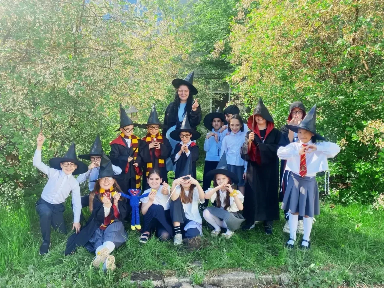 🎨 День цвета в школе! Сегодня в нашей школе царила атмосфера творчества.Каждый класс выбрал свои ярк